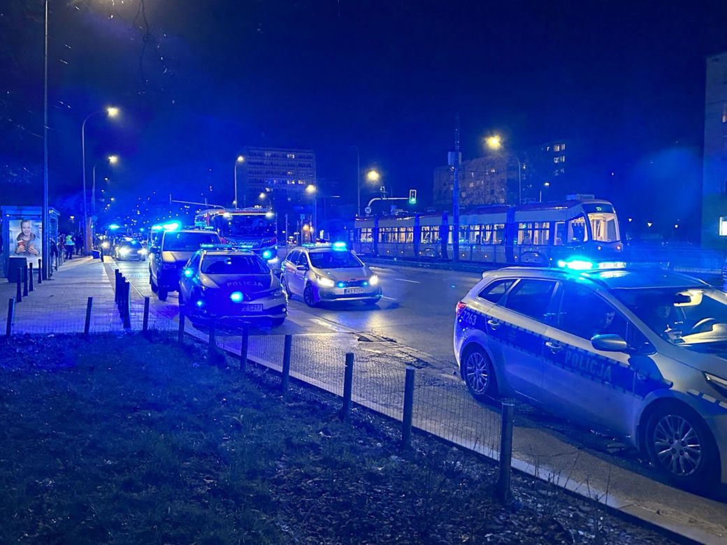 Zdemolowane radiowozy i szaleńczy pościg ulicami Warszawy. Nie uwierzycie co zrobił kierowca tego auta! 