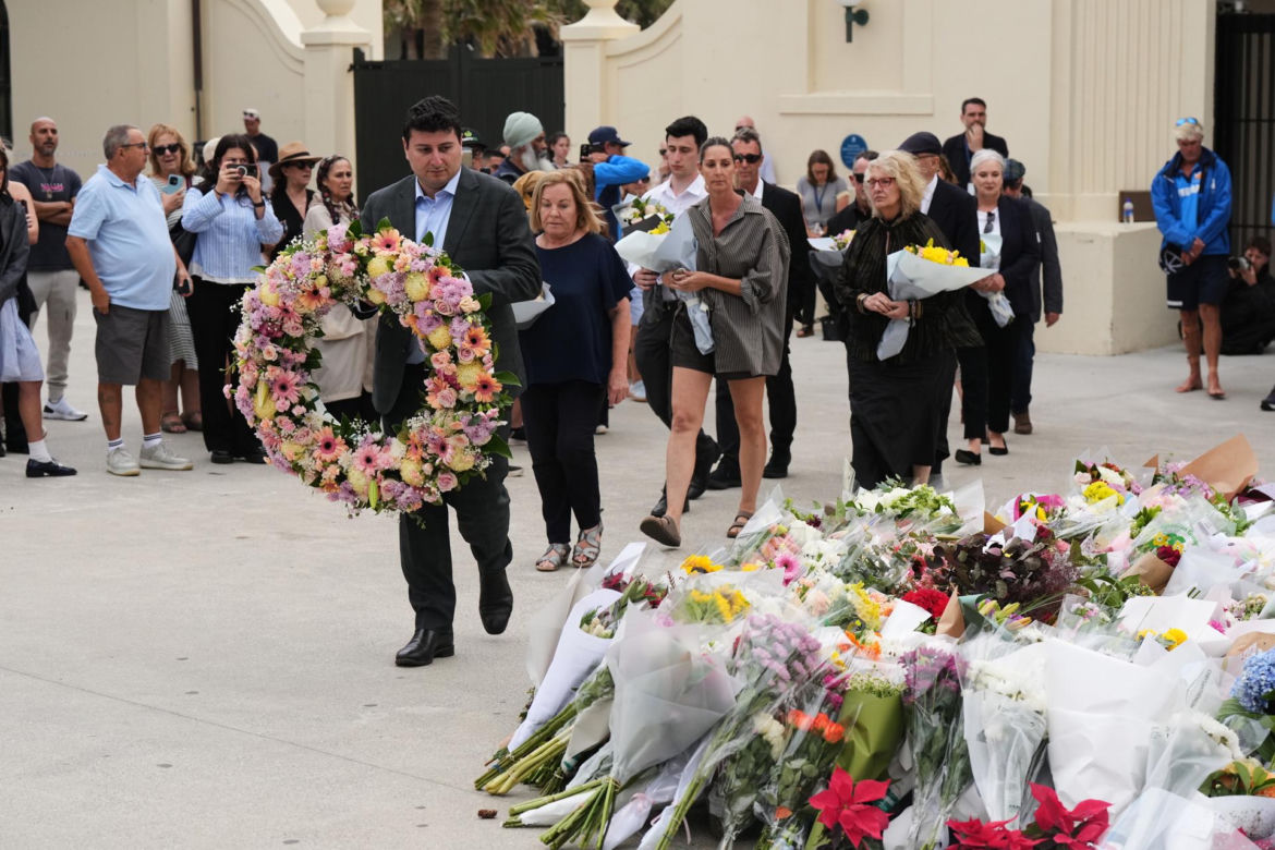 Premier Australii Anthony Albanese zaproponował w poniedziałek zaostrzenie przepisów dotyczących broni palnej po strzelaninie, która miała miejsce w niedzielę na popularnej plaży Bondi w Sydney. Zginęło w niej co najmniej 15 osób.