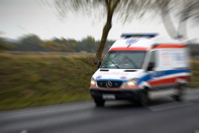 Karetka przewożąca pacjenta zderzyła się z toyotą. Cztery osoby ranne
