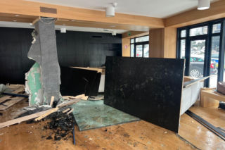 Totalna demolka na Woli. Po kolizji wjechał mercedesem do sklepu