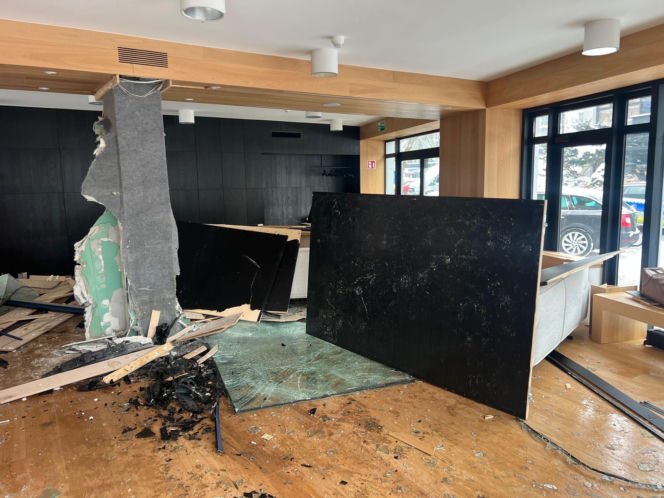 Totalna demolka na Woli. Po kolizji wjechał mercedesem do sklepu