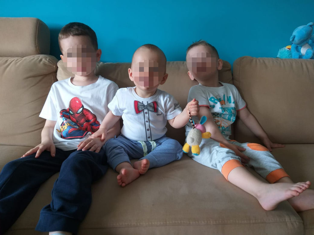 Zadźgała troje dzieci, spaliła się z nimi w domu?
