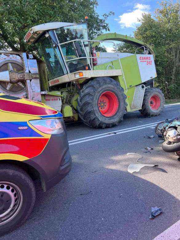 Honda z impetem uderzyła w sieczkarnik. 49-latek nie żyje