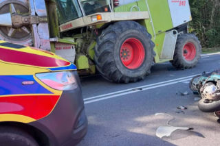 Honda z impetem uderzyła w sieczkarnik. 49-latek nie żyje