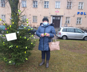 Wyjątkowa choinka pod posterunkiem policji w Mrągowie. Zamiast bombek są odblaski