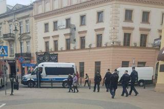 Siadł na ulicy w centrum Lublina i nie chciał zejść. Na chodnik musieli zanieść go policjanci. W ten sposób protestował przeciwko... 