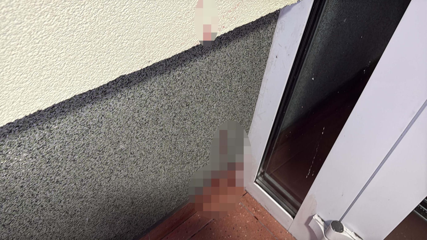 Krwawy atak nożownika w centrum Warszawy. Ofiara walczy o życie, sprawca na wolności