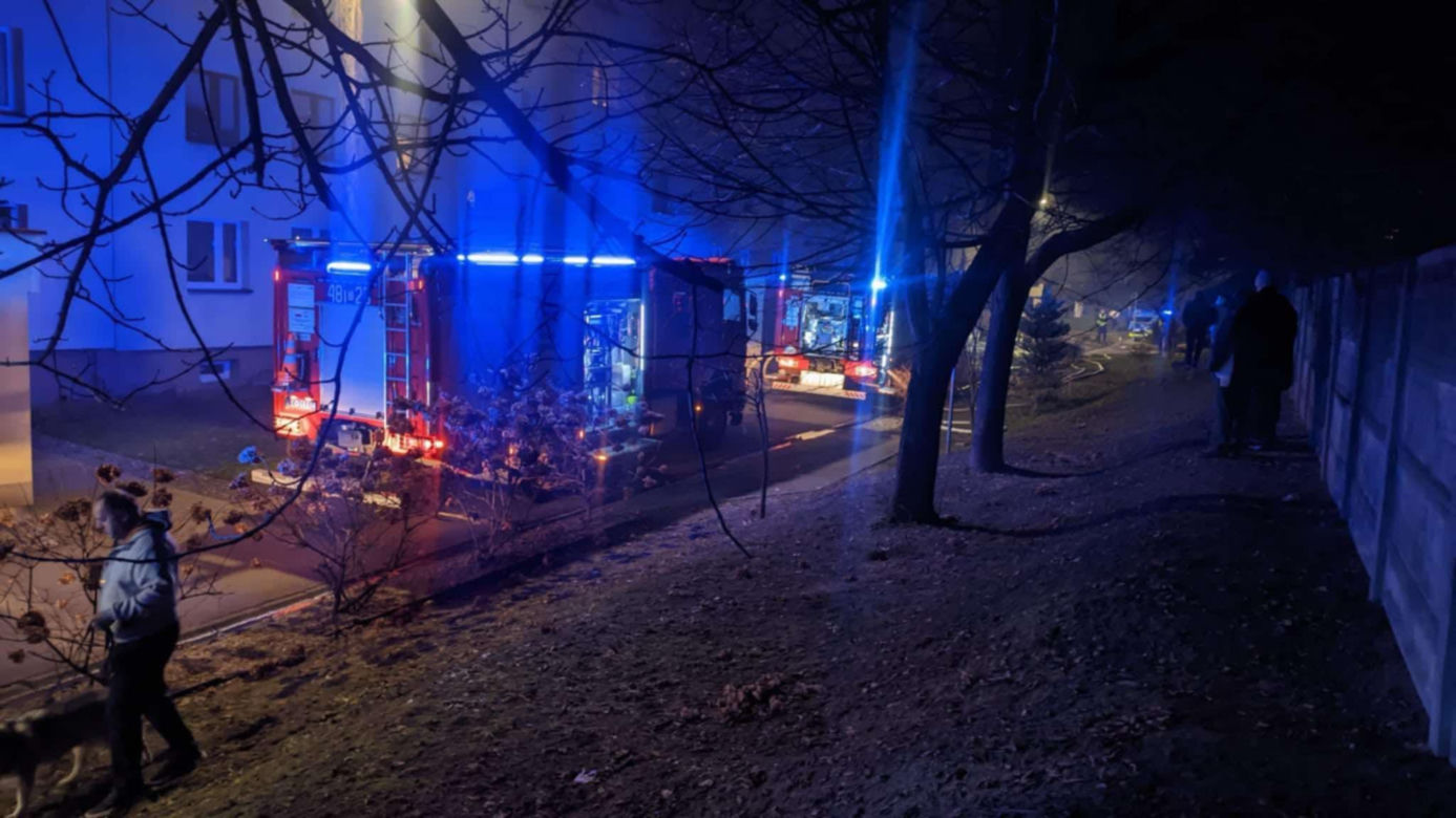 Nocny pożar w bloku przy Olszewskiego w Jaworznie. Ewakuacja setki mieszkańców. Dwoje dzieci w szpitalu