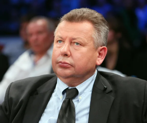 Nowe wieści o zdrowiu Janusza Pindery! Legendarny komentator sam wyznał, czemu trafił do szpitala