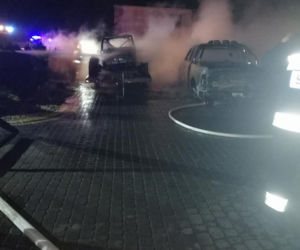 Dwa auta i laweta w ogniu! Na miejscu aż 5 zastępów straży pożarnej
