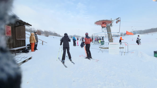 Tłumy narciarzy w bydgoskim Myślęcinku. Byliśmy na Stefanowym Stoku