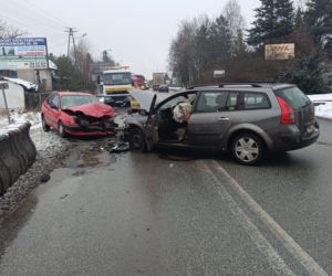 Groźny wypadek na Łódzkiej. Trzy osoby w szpitalu
