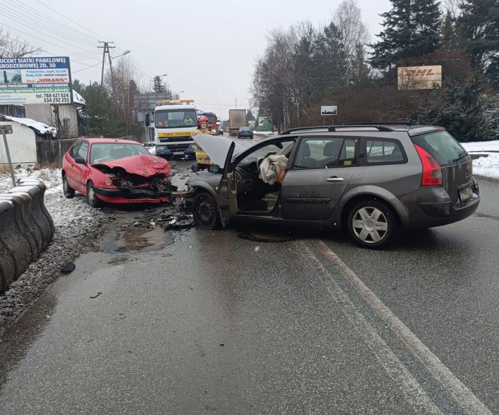 Groźny wypadek na Łódzkiej. Trzy osoby w szpitalu