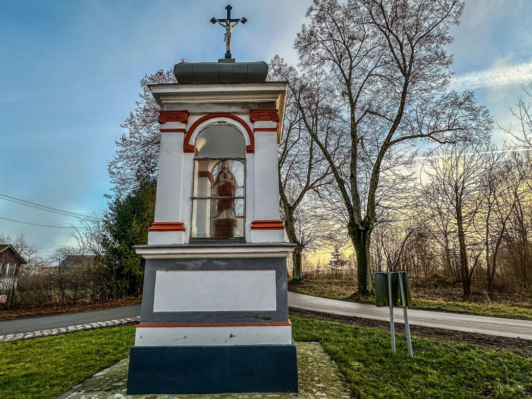 O tej wsi zrobiło się głośno z dnia na dzień. Ksiądz chodzący po kolędzie zaatakował psa