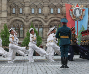 Sojusz za miliardy dolarów. Korea Północna liczy zyski z wojny, wysyłając broń i żołnierzy do Rosji