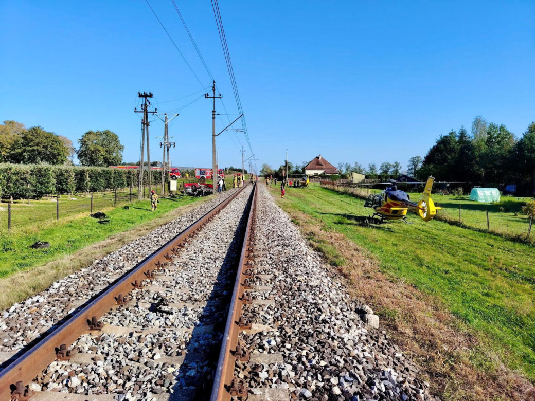 Koszmar pod Wieluniem! Pociąg zderzył się z samochodem. 21-latek nie żyje
