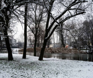 Skawiński park w zimowej otoczce