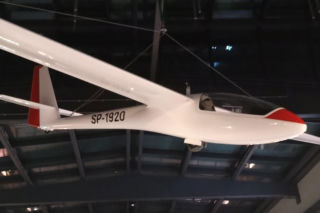 W galerii handlowej w Lesznie wylądował szybowiec