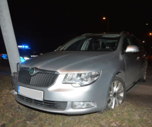 Pijana 67-latka wjechała w latarnię. Próbowała oszukać policjantów