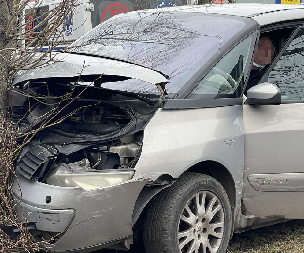 Pijak gruchnął w drzewo w Kiełpinie