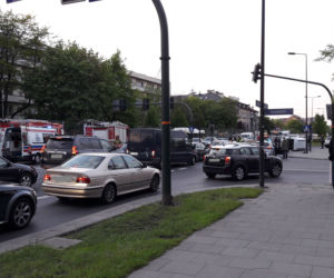 Kraków: Groźny wypadek na al. 29 Listopada, samochód na boku