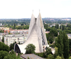 Czyszczą z porostów betonową łupinę cieniutką jak tkanina, a nad głowami wiernych wiszą alpiniści. Bo tu nie ma kątów prostych
