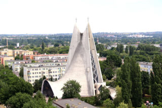 Czyszczą z porostów betonową łupinę cieniutką jak tkanina, a nad głowami wiernych wiszą alpiniści. Bo tu nie ma kątów prostych