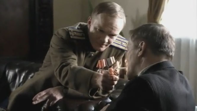 Czas honoru 6 sezon odc. 78. Otto Kirchner (Jacek Mikołajczak), Lebiediew (Eryk Lubos)