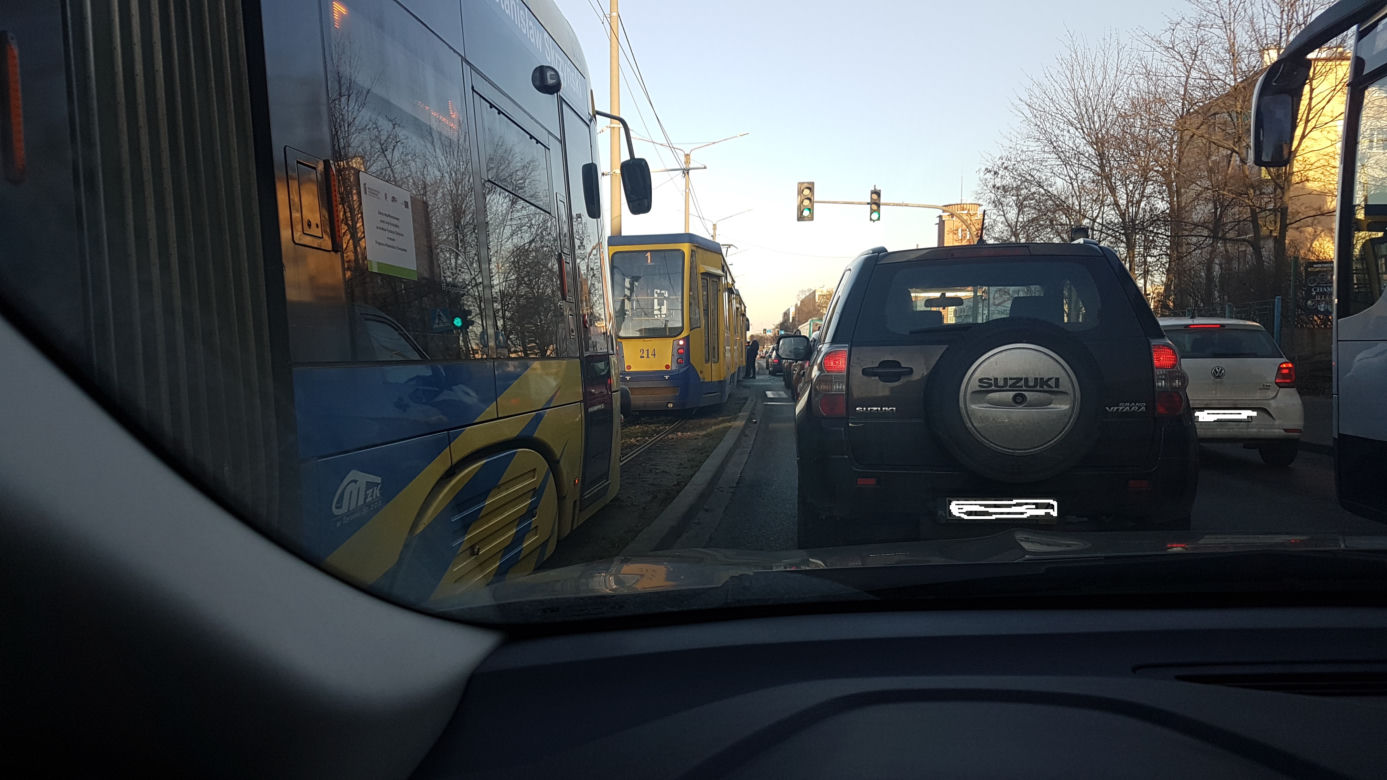 Kierowca BMW zderzył się z tramwajem! Poważne utrudnienia!