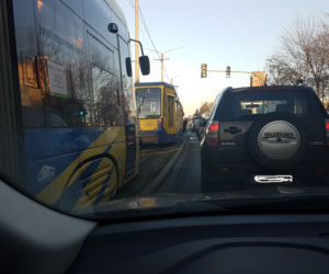 Kierowca BMW zderzył się z tramwajem! Poważne utrudnienia!