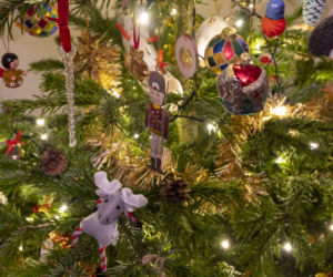Jak sprawić, by choinka była z nami dłużej? Oto sprawdzone sposoby!