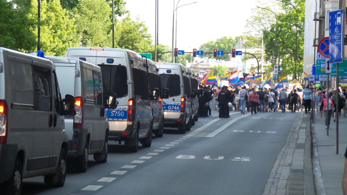 Gigantyczne siły policji zabezpieczały Marsz Równości i kontrmanifestacje w Krakowie
