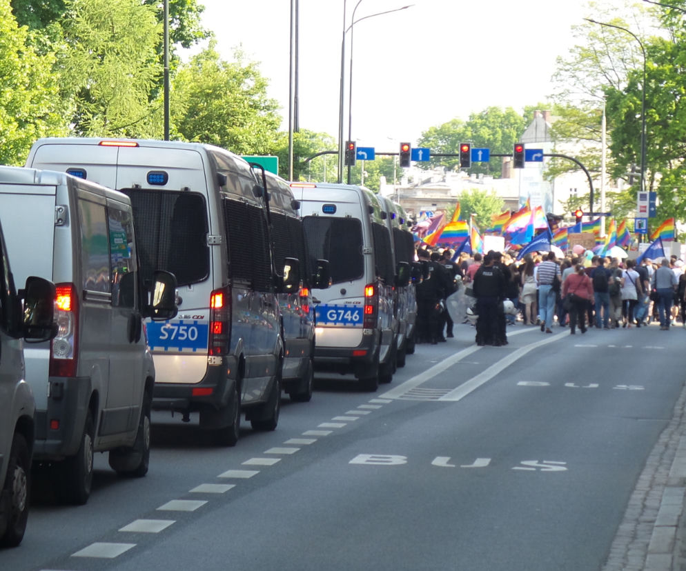 Gigantyczne siły policji zabezpieczały Marsz Równości i kontrmanifestacje w Krakowie