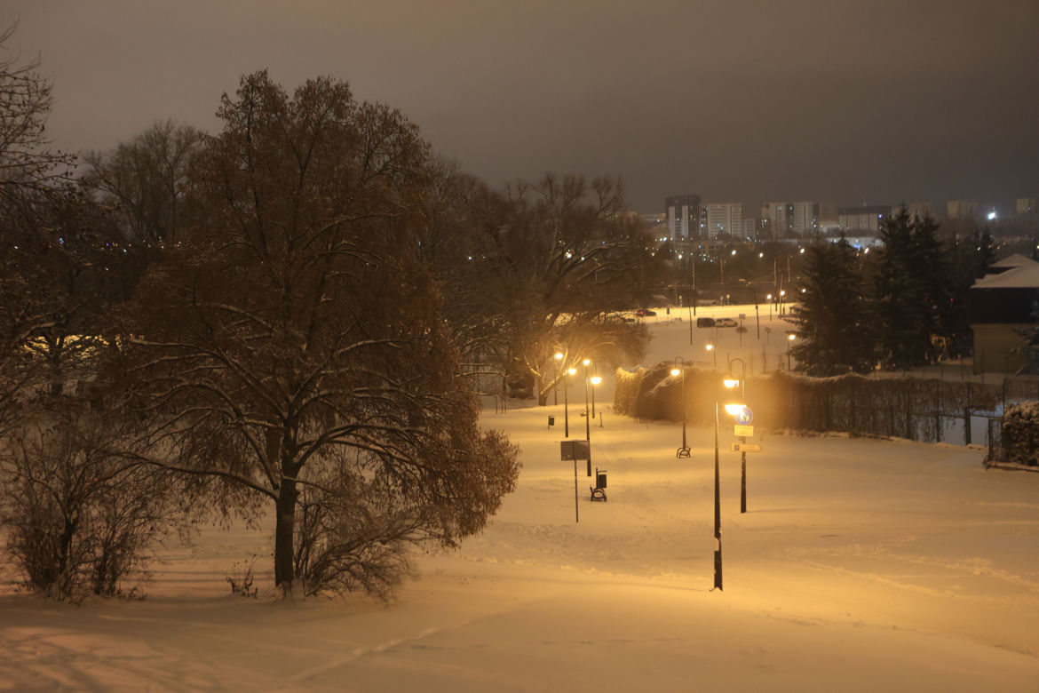 Śnieżny Lublin wieczorową porą