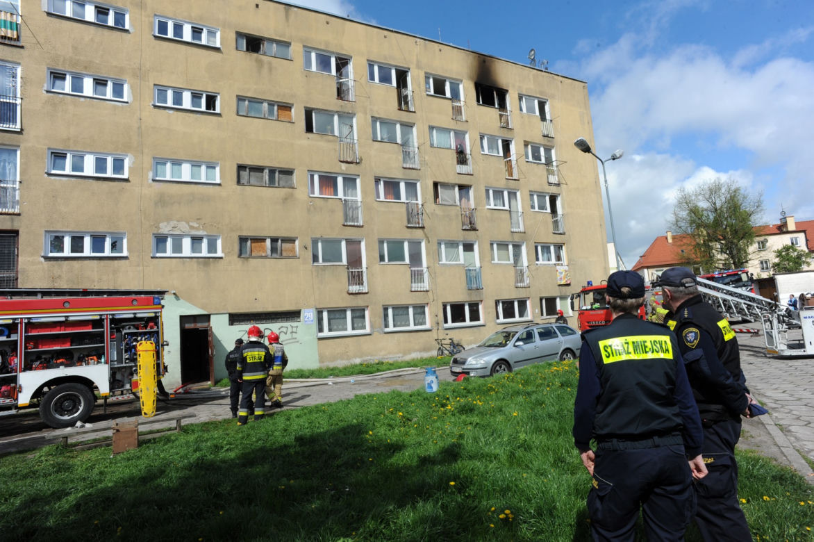 Koszalin: Dwie osoby zginęły w pożarze mieszkania. Ewakuowano prawie 50 osób 
