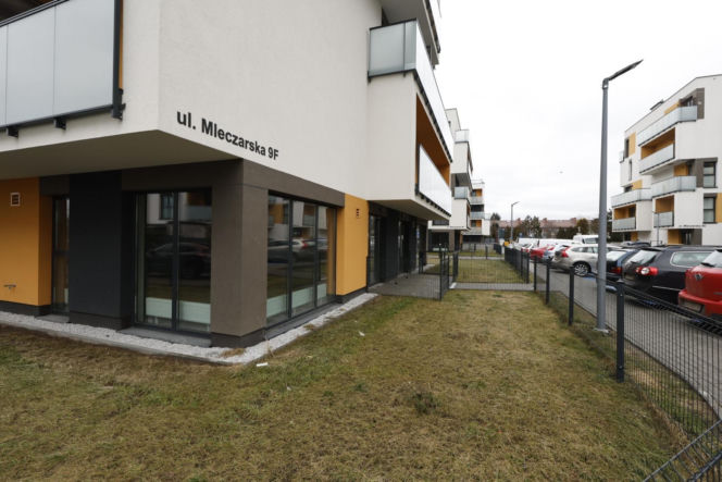 Warszawa, format: Deweloper postawił domy na Mleczarskiej. Cofnięto mu pozwolenie na budowę