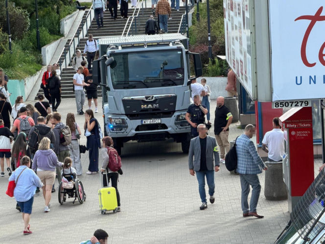 Ktoś rzucił plecak na tory metra. Pirotechnicy w akcji