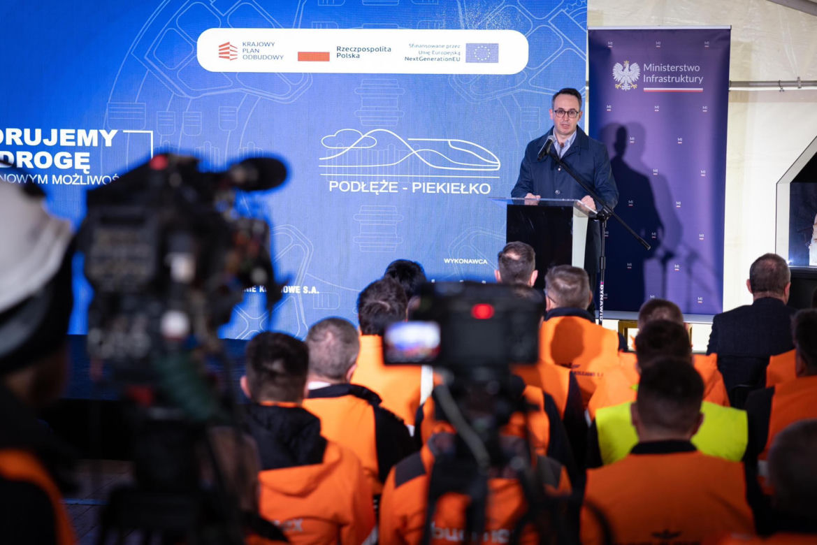 Wielkie chińskie maszyny TBM drążą najdłuższy tunel kolejowy w Polsce