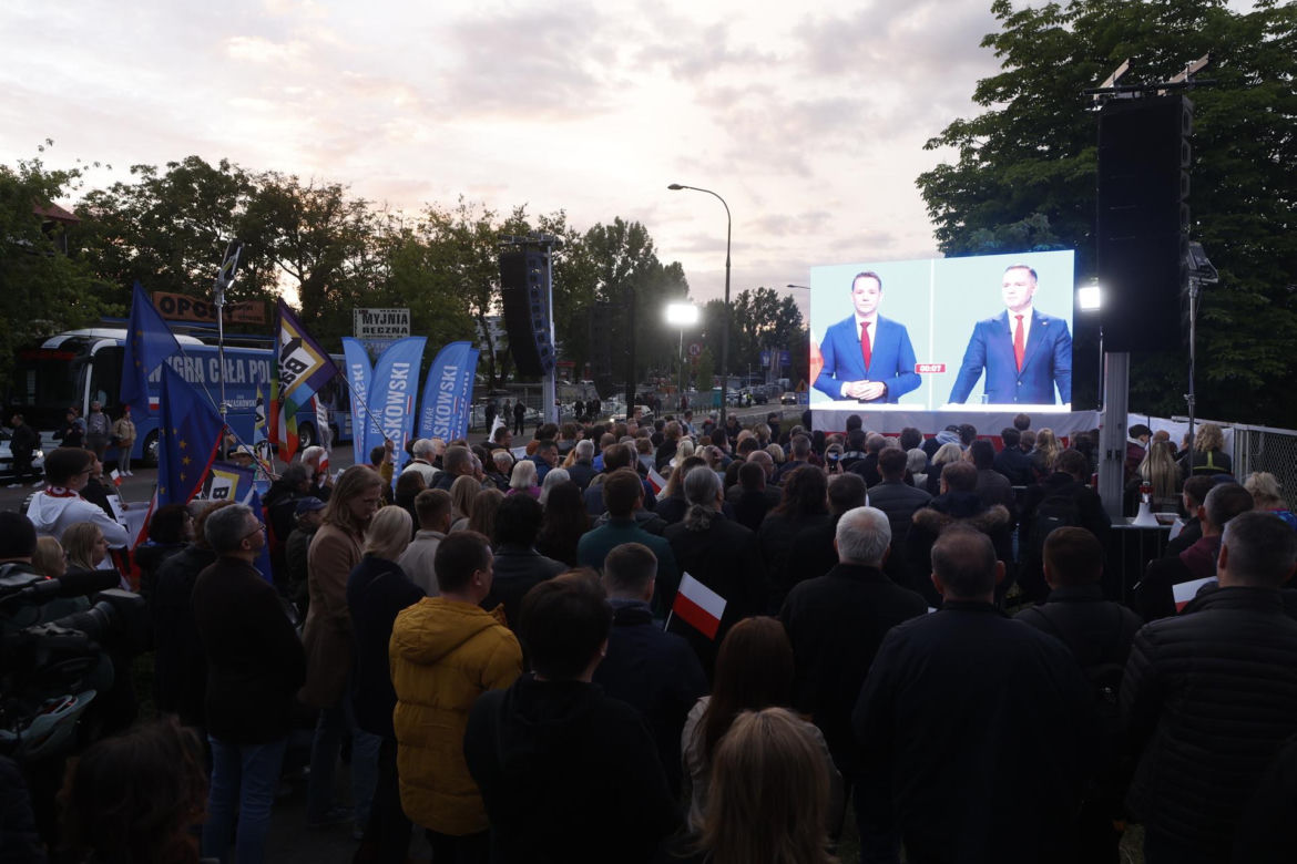 Tłumy pod siedzibą TVP. Debatę Trzaskowski–Nawrocki oglądają na telebimie