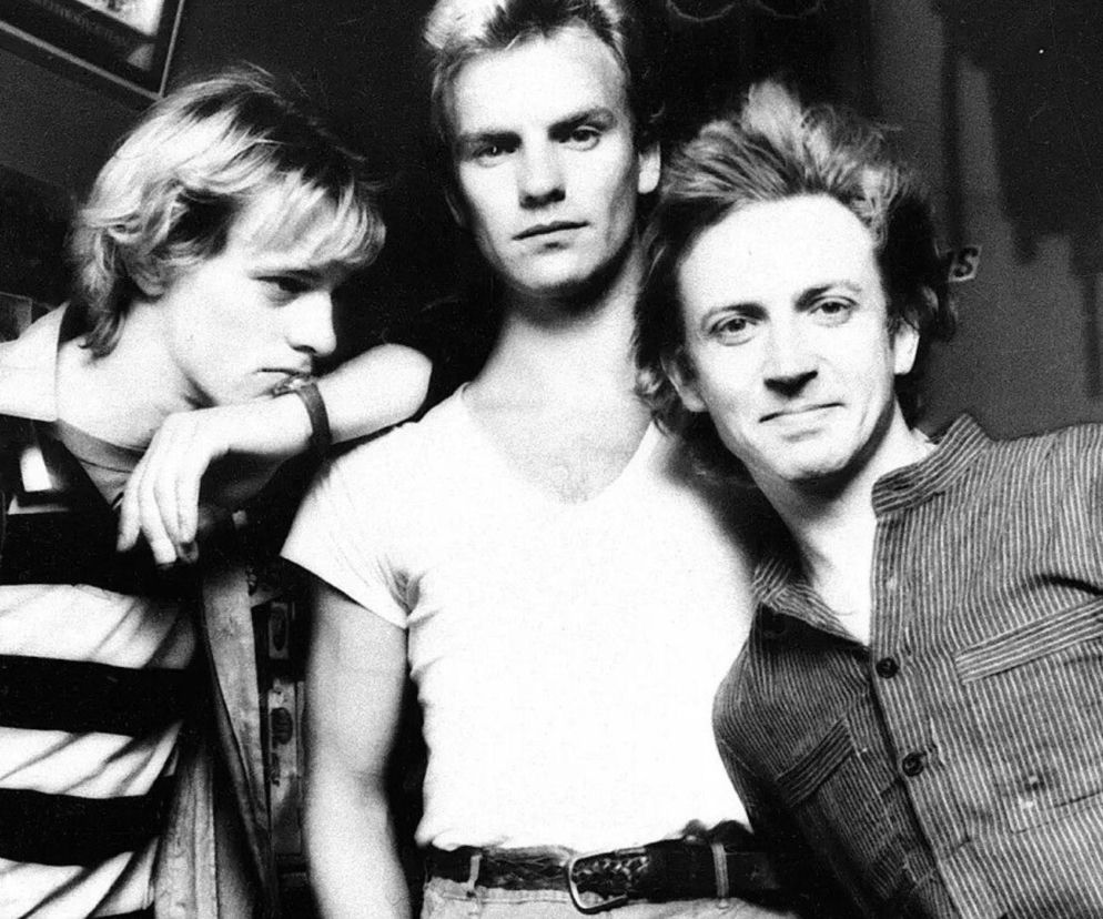 Czarno-białe zdjęcie muzyków zespołu The Police. O historii ich kultowych albumów przeczytasz na EskaRock.