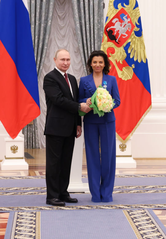 Putin wręczył order swojej pupilce. Ona prawie wsadziła mu język do ucha. Potem powiedziała coś strasznego
