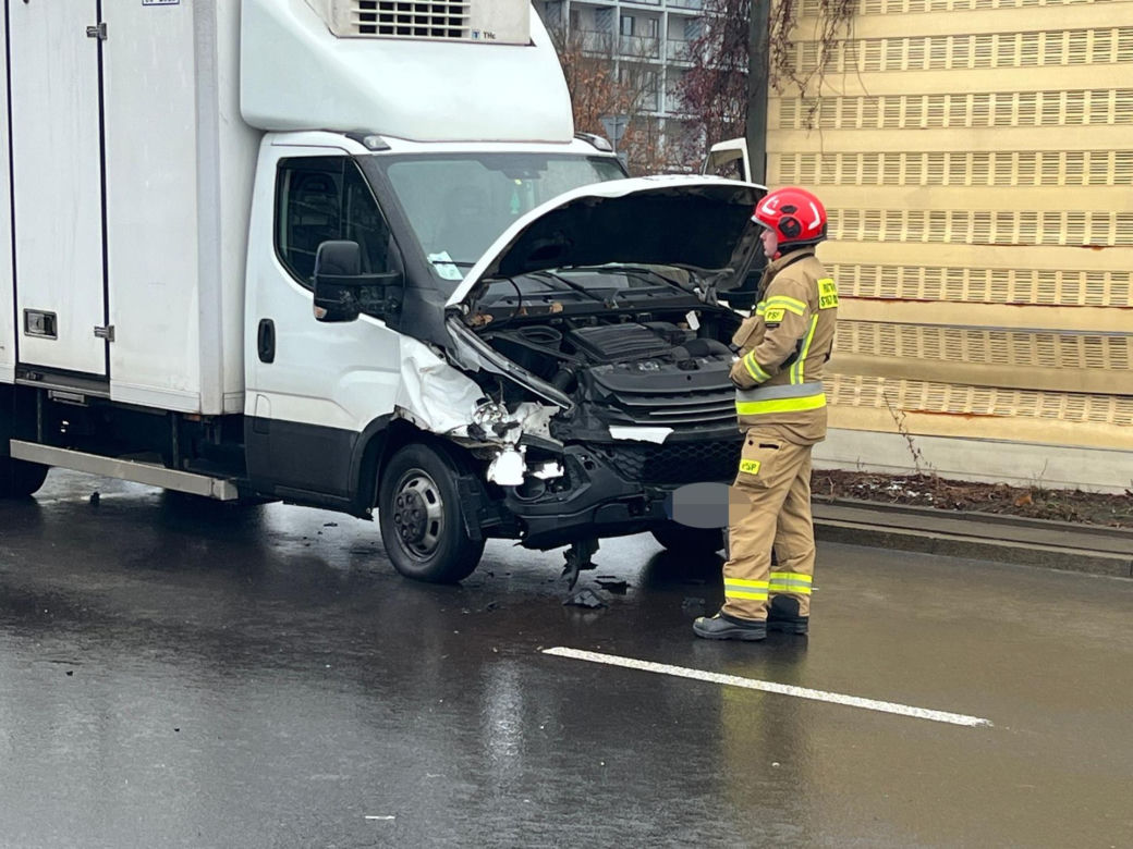 Wypadek na Maczka w Warszawie. Trzy osoby w szpitalu, ogromne utrudnienia w kierunku centrum.