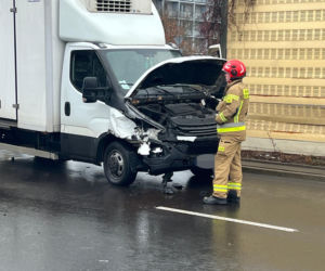 Wypadek na Maczka w Warszawie. Trzy osoby w szpitalu, ogromne utrudnienia w kierunku centrum.