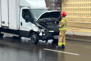Wypadek na Maczka w Warszawie. Trzy osoby w szpitalu, ogromne utrudnienia w kierunku centrum.
