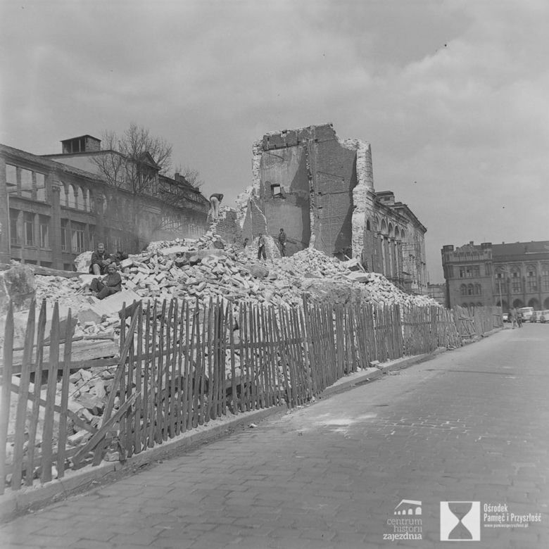 Rozbiórka południowego skrzydła Pałacu Królewskiego przy pl. Wolności
