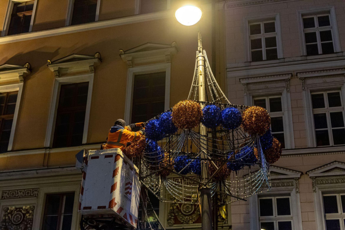 Idą święta! We Wrocławiu montują iluminacje. Na ulicach gwiazdy, śnieżynki i pająki 