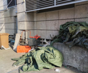 Bałagan na zapleczu warszawskiej Biedronki