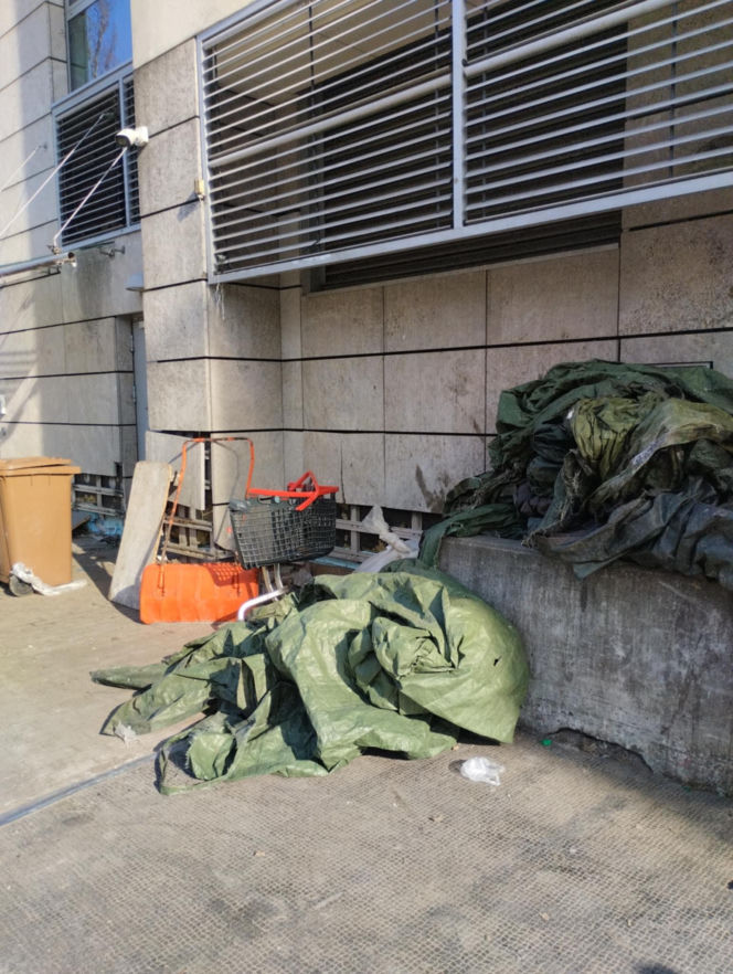 Bałagan na zapleczu warszawskiej Biedronki