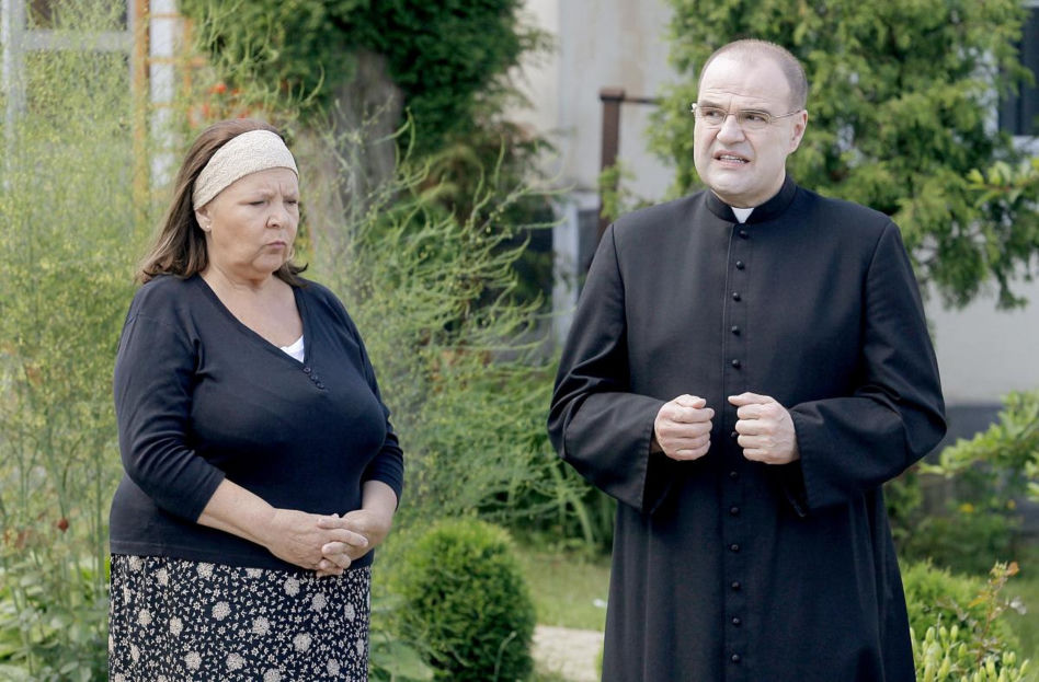 Ranczo. Ksiądz Piotr Kozioł (Cezary Żak), Gospodyni Michałowa (Marta Lipińska)