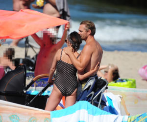 Katarzyna Glinka z rodziną na plaży w Kołobrzegu